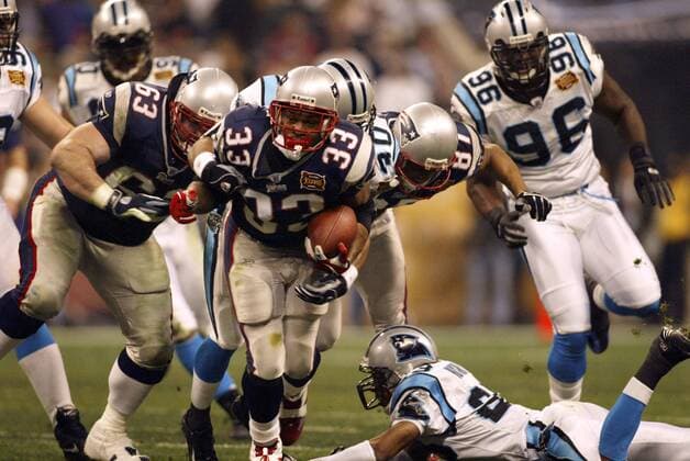 Running Back Kevin Faulk (New England Patriots, Mitte) trägt die Pille - !! (Icon8044839) American Football Herren NFL 2003 2004, Superbowl XXXVIII, Super Bowl, New England Patriots - Carolina Panthers 32:29 Gruppe Houston Dynamik, EDITORIAL USE ONLY
