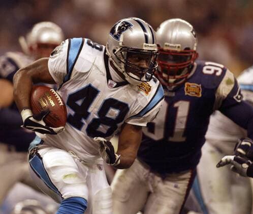 Running Back Stephen Davis (Carolina Panthers, li.) trägt die Pille - !! (Icon8044849) American Football Herren NFL 2003 2004, Superbowl XXXVIII, Super Bowl, New England Patriots - Carolina Panthers 32:29 Gruppe Houston Dynamik, EDITORIAL USE ONLY
