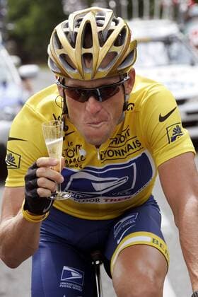 Lance Armstrong (USA US Postal Service) gönnt sich in Vorfreude seines 6. Toursieges auf der Schlußetappe ein Gläschen Sekt Radsport Herren Tour de France 2004, Straßenradsport, Straße, Rad Einzelbild 20. Etappe Montereau Fault Yonne - Paris