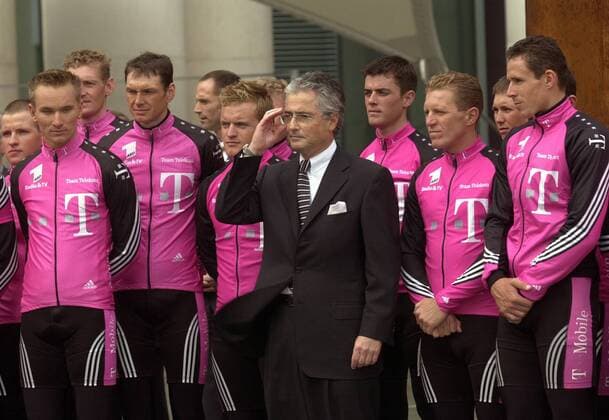 Ron Sommer, Vorstandsvorsitzender der Deutschen Telekom, bei der Präsentation des Teams Telekom 2002 Radsport Herren Präsentation Team Telekom 2002, Vorstellung, Pressetermin, Straßenradsport, Straße, Rad, Vdig Gruppe Berlin