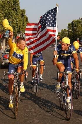 Toursieger Lance Armstrong (li.) und George Hincapie (beide USA beide US Postal Service) während der Ehrenrunde auf der Champs Elysees Radsport Herren Tour de France 2004, Straßenradsport, Straße, Rad Gruppe 20. Etappe Montereau Fault Yonne - Paris Freude,
