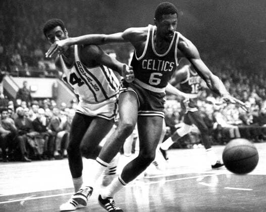 Bill Russell (Boston Celtics, re.) geht an Oscar Robertson (Cincinatti Royals) vorbei - !! (Icon8002592) Basketball Herren NBA 1964 1965, Boston Celtics - Cincinnati Royals Gruppe Aufnahmedatum geschätzt Dynamik, EDITORIAL USE ONLY