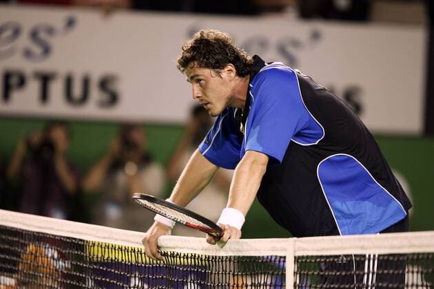 Marat Safin (Rußland) stützt sich ratlos auf dem Netz ab Tennis Herren Australian Open 2005, Grand Slam, ATP Tour Einzelbild Melbourne Erschöpfung,