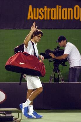 Roger Federer (Schweiz) verabschiedet sich von den Anhängern Tennis Herren Australian Open 2005, Grand Slam, ATP Tour, Hartplatz, Hardcourt, Hartplatztennis, Hartplatzturnier Einzelbild Melbourne