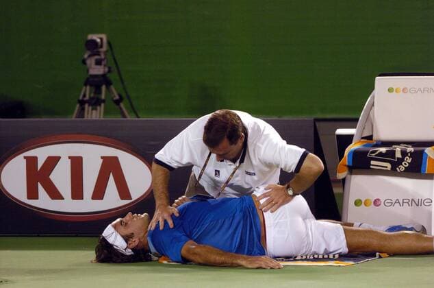 Roger Federer (Schweiz) wird während einer Pause am Rücken behandelt Tennis Herren Australian Open 2005, Grand Slam, ATP Tour, Hartplatz, Hardcourt, Hartplatztennis, Hartplatzturnier Gruppe Melbourne