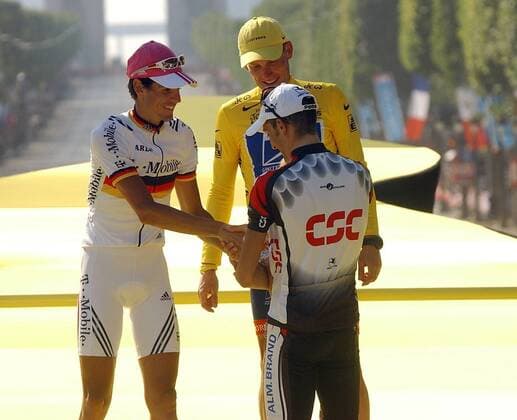 Siegerehrung Tour de France 2004: Toursieger Lance Armstrong (USA US Postal Service, re.) und Andreas Klöden (2. Deutschland T Mobile, li.) empfangen den Drittplatzierten Ivan Basso (Italien CSC) mit Töchterchen auf dem Podest Radsport Herren Tour de France 2004, Straßenradsport, Straße, Rad, Vdig Gruppe 20. Etappe: Montreau Fault Yonne - Paris Paris Freude,
