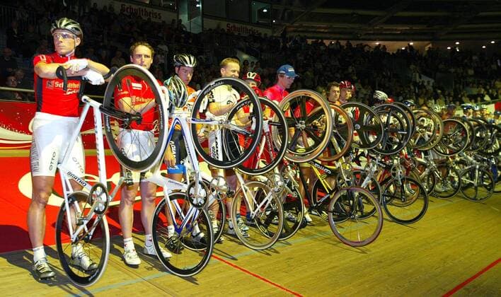 Das Teilnehmerfeld Berliner 6 Tage Rennens 2005 stellt sich vor, v.li.: Robert Bartko und Guido Fulst (beide Deutschland) Radsport Herren Berliner 6 Tage Rennen 2005, Sechstagerennen, Sechstage, Sechs, Sixdays, six days, Vdig Totale Berlin