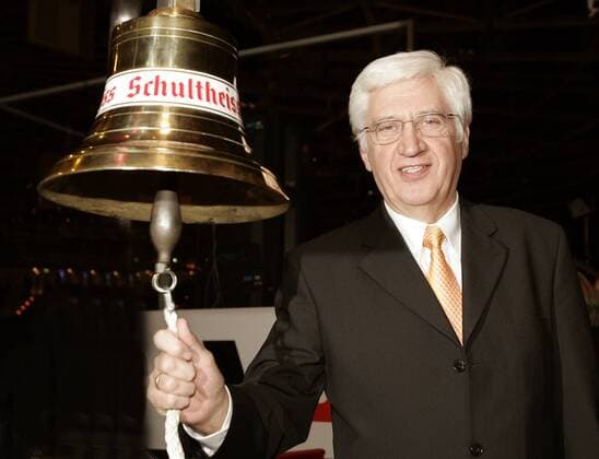 Veranstalter Heinz Seesing (Deutschland) an der Rundenglocke Radsport Herren Berliner 6 Tage Rennen 2005, Sechstagerennen, Sechstage, Sechs, Sixdays, six days, Vdig Einzelbild Nahrungs und Genussmittel, Bierbrauerei Berlin, Schultheiss