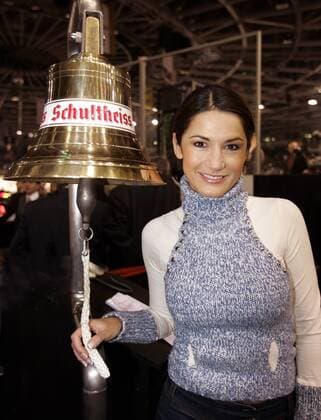 Schauspielerin Mariella Ahrens an der Rundenglocke des Berliner 6 Tage Rennens Radsport Herren Berliner 6 Tage Rennen 2005, Sechstagerennen, Sechstage, Sechs, Sixdays, six days, Vdig Einzelbild Nahrungs und Genussmittel, Bierbrauerei Berlin, Schultheiss