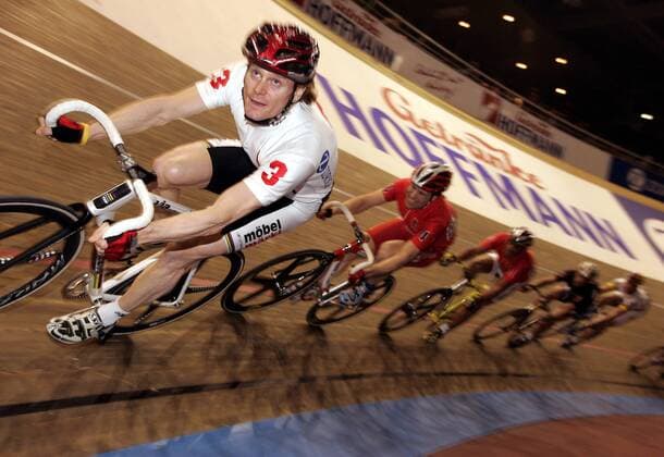 Bruno Risi (Schweiz) führt das Feld an Radsport Herren Berliner 6 Tage Rennen 2005, Sechstagerennen, Sechstage, Sechs, Sixdays, six days, Vdig Gruppe Berlin