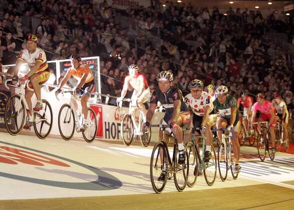 Das Teilnehmerfeld des Berliner 6 Tage Rennens 2005 auf der Bahn Radsport Herren Berliner 6 Tage Rennen 2005, Sechstagerennen, Sechstage, Sechs, Sixdays, six days, Vdig Totale Berlin