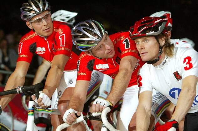 Bruno Risi (Schweiz, re.) wird am Start von Guido Fulst (Mitte) und Robert Bartko (beide Deutschland) beobachtet Radsport Herren Berliner 6 Tage Rennen 2005, Sechstagerennen, Sechstage, Sechs, Sixdays, six days, Vdig Gruppe Berlin