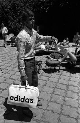 Geoff Hurst (England) mit einer Adidas Tasche Fußball WM Herren Weltmeisterschaft 1970, Nationalmannschaft, Nationalteam Einzelbild Leon