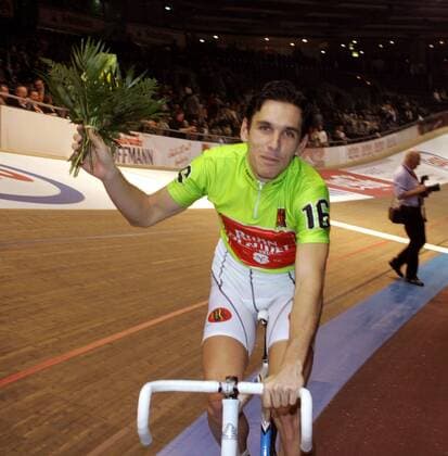 Jozef Zabka (Slowakei) mit einem Blumenstrauß zu seinem 30. Geburtstag Radsport Herren 94. Berliner 6 Tage Rennen 2005, Sechstagerennen, Sechstage, Sechs, Sixdays, six days, Vdig Einzelbild Berlin