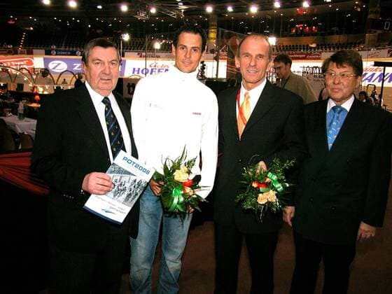V.li.: Klaus Jürgen Jahn (Jahn Baumanagement), Andreas Klöden (T Mobile), Werner Otto (Chef des Showprogramms) und Wolfgang Scheibner (Präsident des Berliner Radsportverbandes BRV, alle Deutschland) Radsport Herren 94. Berliner 6 Tage Rennen 2005, Sechstagerennen, Sechstage, Sechs, Sixdays, six days, Vdig, people Gruppe Radsportverband Berlin