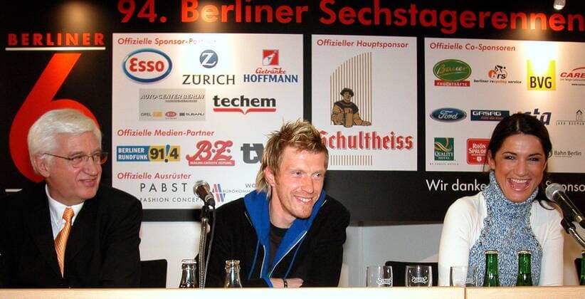 Pressekonferenz v.li.: Veranstalter Heinz Seesing, Andreas Zecke Neuendorf (Hertha BSC Berlin) und Schauspielerin Mariella Ahrens (alle Deutschland) Radsport Herren 94. Berliner 6 Tage Rennen 2005, Sechstagerennen, Sechstage, Sechs, Sixdays, six days, Vdig Gruppe VIP, Prominente, Kunst Berlin