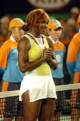 Serena Williams (USA) während der Siegerehrung Tennis Damen Australian Open 2005, Grand Slam, WTA Tour, Hartplatz, Hardcourt, Hartplatztennis, Hartplatzturnier Einzelbild Melbourne Glück Freude,