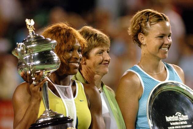 Die ehemalige Siegerin Margaret Court (Australien) zwischen der aktuellen Siegerin Serena Williams (li.) und der unterlegenen Lindsay Davenport (beide USA) Tennis Damen Australian Open 2005, Grand Slam, WTA Tour, Gruppe Melbourne