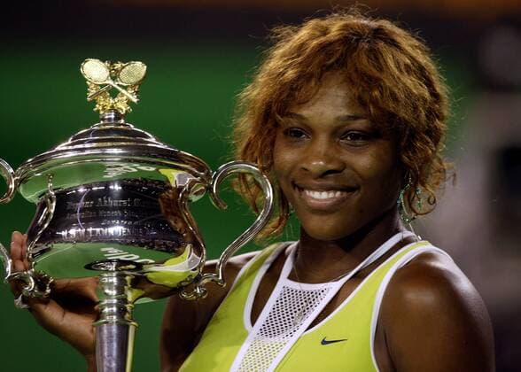 Siegerin Serena Williams (USA) zeigt stolz ihren Pokal Tennis Damen Australian Open 2005, Grand Slam, WTA-Tour, Einzelbild Melbourne Freude,  