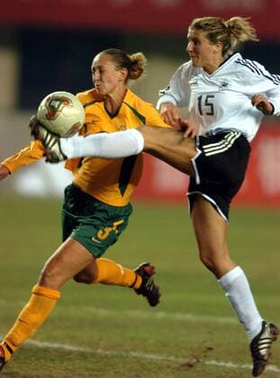 Anja Mittag (Mitte, Deutschland) gegen ihre australische Gegenspielerin - !! Fußball Länderspiel Damen Länderspiel 2005, Vier Nationen Turnier, Test, Testspiel, Freundschaftsspiel, Nationalmannschaft Gruppe Quanzhou, KRUX Dynamik,