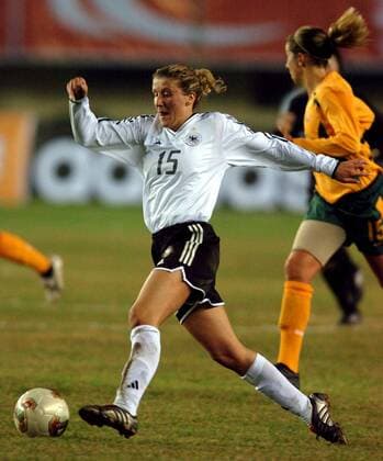 Anja Mittag (Deutschland) am Ball - !! Fußball Länderspiel Damen Länderspiel 2005, Vier Nationen Turnier, Test, Testspiel, Freundschaftsspiel, Nationalmannschaft Einzelbild Quanzhou, KRUX Dynamik,