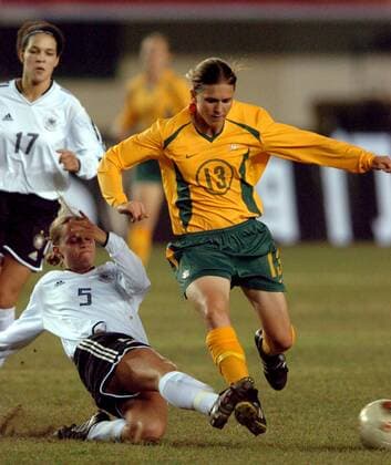 Sarah Günther (li., Deutschland) foult ihre australische Gegenspielerin - !! Fußball Länderspiel Damen Länderspiel 2005, Vier Nationen Turnier, Test, Testspiel, Freundschaftsspiel, Nationalmannschaft Gruppe Quanzhou, KRUX Dynamik,