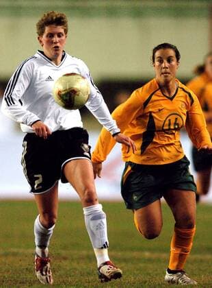 Kerstin Stegemann (li., Deutschland) im Laufduell mit ihren australischen Gegenspielerin - !! Fußball Länderspiel Damen Länderspiel 2005, Vier Nationen Turnier, Test, Testspiel, Freundschaftsspiel, Nationalmannschaft Gruppe Quanzhou, KRUX Dynamik,
