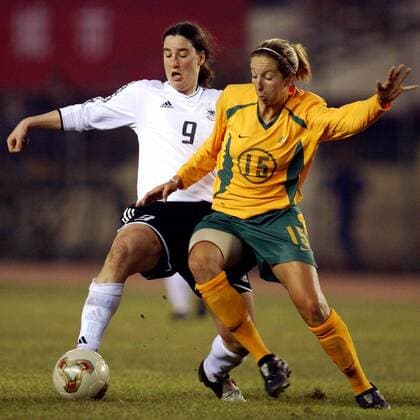 Birgit Prinz (li., Deutschland) gegen ihre australische Gegenspielerin - !! Fußball Länderspiel Damen Länderspiel 2005, Vier Nationen Turnier, Test, Testspiel, Freundschaftsspiel, Nationalmannschaft Gruppe Quanzhou, KRUX Dynamik,