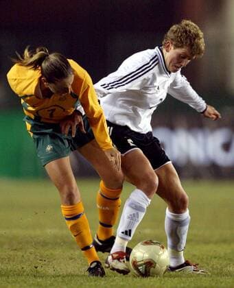 Kerstin Stegemann (re., Deutschland) gegen ihre australische Gegenspielerin - !! Fußball Länderspiel Damen Länderspiel 2005, Vier Nationen Turnier, Test, Testspiel, Freundschaftsspiel, Nationalmannschaft Gruppe Quanzhou, KRUX Dynamik,