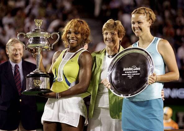 Siegerin Serena Williams (li.) und die unterlegene Lindsay Davenport (beide USA) nehmen die ehemalige Weltklassespielerin Margaret Court (Australien) bei der Siegerehrung in ihre Mitte Tennis Damen Australian Open 2005, Grand Slam, WTA-Tour, Gruppe Melbourne Freude,