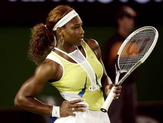 Serena Williams (USA) hat Rückenprobleme Tennis Damen Australian Open 2005, Grand Slam, WTA-Tour, Einzelbild Melbourne