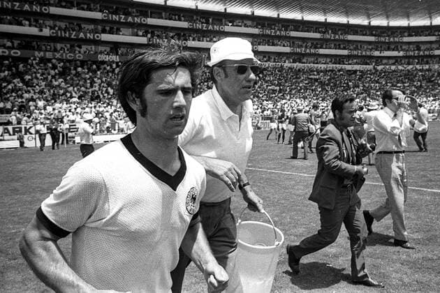 Gerd Müller (li.) und Bundestrainer Helmut Schön (beide BR Deutschland) mit Erfrischungen vor der Verlängerung Fußball WM Herren Weltmeisterschaft 1970, Länderspiel, Viertelfinale, Nationalmannschaft, Nationalteam, Nationaltrikot Gruppe Leon