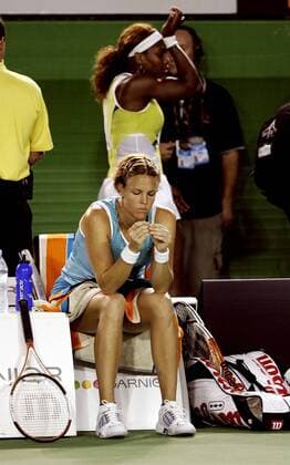 Lindsay Davenport (li.) betrachtet gelangweilt ihre Fingernägel während Serena Williams (beide USA) zur Behandlung den Platz verlässt Tennis Damen Australian Open 2005, Grand Slam, WTA-Tour, Gruppe Melbourne Langeweile,