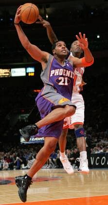 Jim Jackson (Phoenix Suns, vorn) gegen Jamal Crawford (New York Knicks) - !! (Icon7895194) Basketball Herren NBA 2004 2005, New York Knicks - Phoenix Suns 118:133 Gruppe New York Dynamik, EDITORIAL USE ONLY