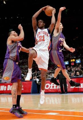 Trevor Ariza (New York Knicks, Mitte) gegen Steve Nash (re.) und Shawn Marion (beide Phoenix Suns) - !! (Icon7895198) Basketball Herren NBA 2004 2005, New York Knicks - Phoenix Suns 118:133 Gruppe New York Dynamik, EDITORIAL USE ONLY