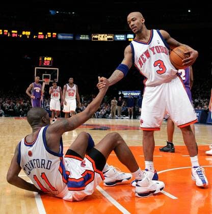 Stephon Marbury (re.) hilft Jamal Crawford (beide New York Knicks) wieder auf die Beine - !! (Icon7895199) Basketball Herren NBA 2004 2005, New York Knicks Gruppe New York EDITORIAL USE ONLY
