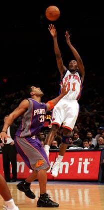 Jamal Crawford (New York Knicks, re.) gegen Jim Jackson (Phoenix Suns) - !! (Icon7895204) Basketball Herren NBA 2004 2005, New York Knicks - Phoenix Suns 118:133 Gruppe New York Dynamik, EDITORIAL USE ONLY