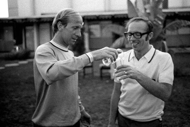 Bobby Charlton (li.) und Nobby Stiles (beide England) gönnen sich einen Schluck Fußball WM Herren Weltmeisterschaft 1970, Länderspiel, Nationalmannschaft, Nationalteam Porträt Leon