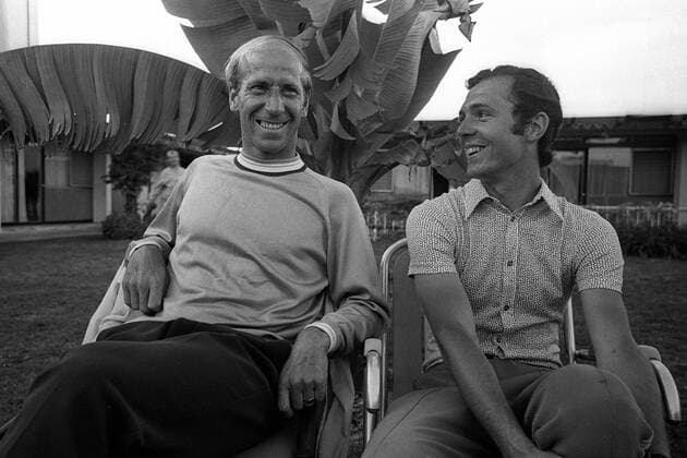 Bobby Charlton (li., England) gut gelaunt neben Franz Beckenbauer (BR Deutschland) Fußball WM Herren Weltmeisterschaft 1970, Nationalmannschaft, Nationalteam, Gruppe Leon Harmonie, Freude,