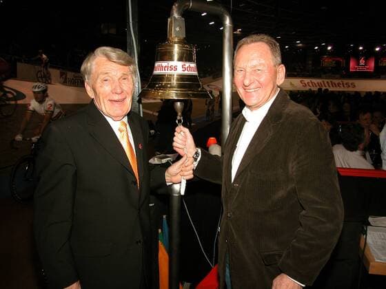 Der Sportliche Leiter Otto Ziege (li.) und Sixdays Rekordhalter Klaus Bugdahl (beide Deutschland) eröffnen gemeinsam die 3. Nacht des 94. Berliner 6 Tage Rennens 2005 Radsport Herren 94. Berliner 6 Tage Rennen 2005, Sechstagerennen, Sechstage, Sechs, Sixdays, six days, Gruppe Berlin
