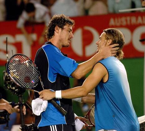 Australian Open Sieger Marat Safin (Rußland, li.) tröstet seinen Kontrahenten Lleyton Hewitt (Australien) Tennis Herren Australian Open 2005, Grand Slam, ATP Tour, Finale, Endspiel Gruppe Melbourne Kameradschaft,
