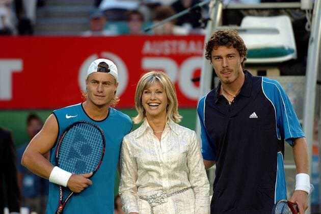 Sängerin Olivia Newton John vor dem Finale der Australian Open zwischen Lleyton Hewitt (Australien, li.) und Marat Safin (Rußland) Tennis Herren Australian Open 2005, Grand Slam, ATP Tour, Finale, Endspiel Gruppe Melbourne