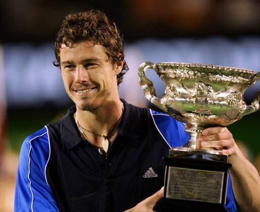 Australian Open Sieger Marat Safin (Rußland) präsentiert stolz seine Trophäe Tennis Herren Australian Open 2005, Grand Slam, ATP Tour, Finale, Endspiel Einzelbild pan1539 Melbourne  