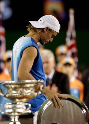 Der Zweite ist der erste Verlierer - Lleyton Hewitt (Australien) freut sich nach dem verlorenen Finale nicht so recht über seinen Trostpreis Tennis Herren Australian Open 2005, Grand Slam, ATP Tour, Finale, Endspiel Einzelbild pan1539 Melbourne Enttäuschung,  