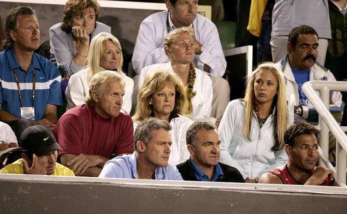 Drücken Lleyton Hewitt die Daumen: Vater Glynn und Mutter Cherylin (hi.li.), Golfer Greg Norman (vorn li.) und Freundin Bec Cartwright (vorn re., alle Australien) Tennis Herren Australian Open 2005, Grand Slam, ATP-Tour, Finale, Endspiel Gruppe Melbourne