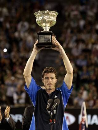 Siegerehrung bei den Australian Open 2005: Marat Safin (Rußland) stemmt den Pokal Tennis Herren Australian Open 2005, Grand Slam, ATP-Tour, Finale, Endspiel Einzelbild Melbourne Freude,