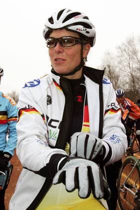 Hanka Kupfernagel (Deutschland) trotzt der Kälte mit Handschuhen Radsport WM Damen UCI Cyclo Cross Weltmeisterschaft 2005, CycloCross, Crossrennen, Rad, Querfeldein, Querfeldeinfahren Einzelbild St. Wendel