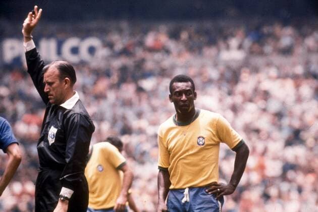 FIFA-Schiedsrichter Rudi Glöckner (DDR) zeigt Freistoß an, Pele schaut nachdenklich Fußball WM Herren Weltmeisterschaft 1970, Nationalmannschaft, Nationalteam, Nationaltrikot, Finale, Endspiel Gruppe Länderspiel Mexiko City, Rudolf Nachdenklichkeit, Skepsis,