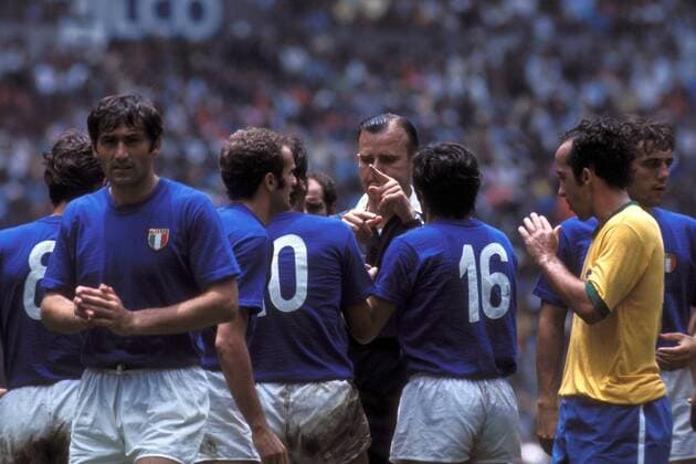 Schiedsrichter Rudi Glöckner (DDR) umringt von Spielern - v.re.: Tostao (Brasilien), Giancarlo de Sisti, Mario Bertini und Sandro Mazzola, Tarcisio Burgnich (alle Italien) Fußball WM Herren Weltmeisterschaft 1970, Nationalmannschaft, Nationalteam, Nationaltrikot, Finale, Endspiel Gruppe Länderspiel Mexiko City, Rudolf