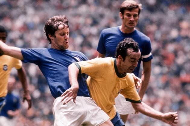 Roberto Rosato (Italien, li.) gegen Tostao (Brasilien), Giacinto Facchetti (Italien) schaut zu Fußball WM Herren Weltmeisterschaft 1970, Nationalmannschaft, Nationalteam, Nationaltrikot, Finale, Endspiel Gruppe Länderspiel Mexiko City